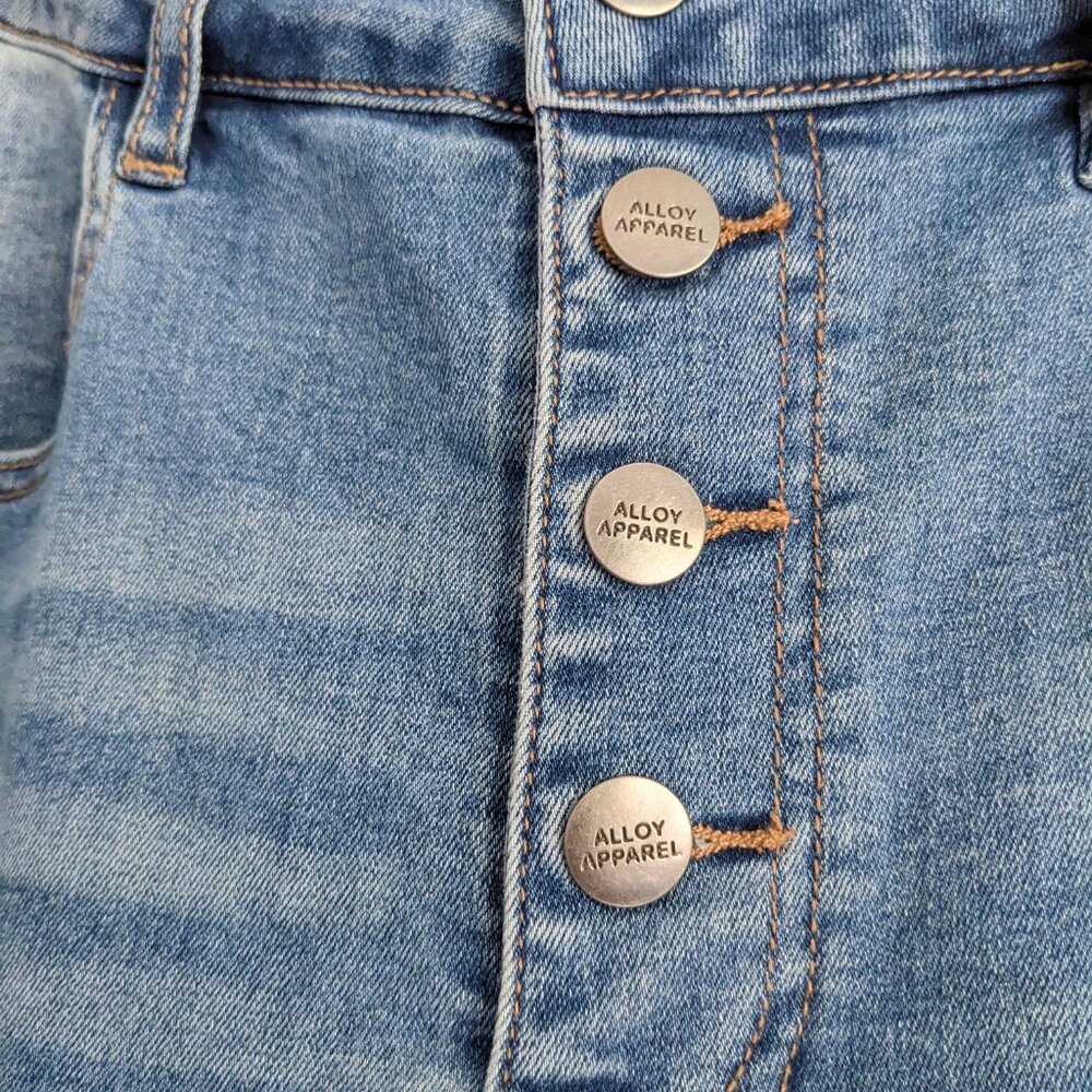 Alloy Apparel NWT Light Denim Wash, Button Up, Distressed Jeans, Size 10 x 37L - Picture 2 of 10